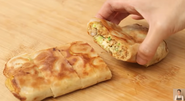 Martabak telor ala Chef Devina Hermawan. (YouTube)